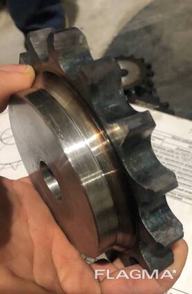 Chain sprocket with hub